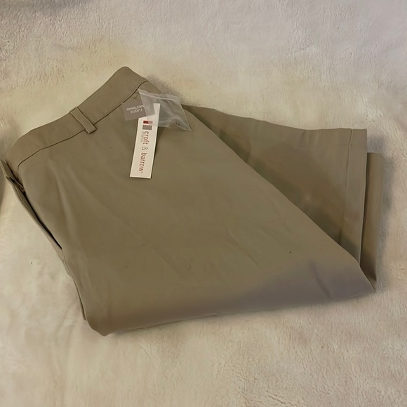 croft & barrow Pants - NWT Croft & Barrow Khaki Knee Length Shorts size 10